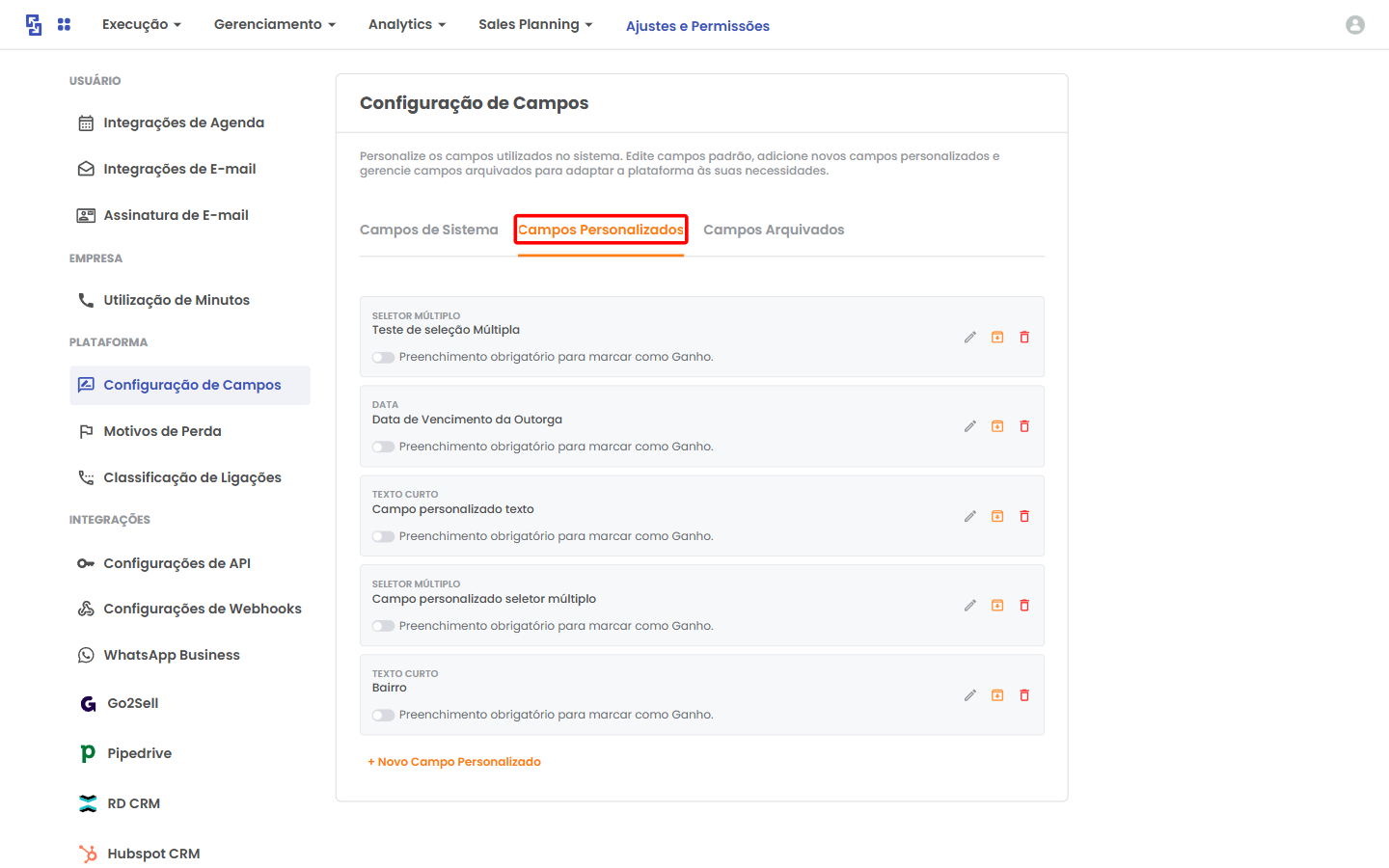 Visão geral da tela 'Ajustes e Permissões > Configuração de Campos' com a tab 'Campos Personalizados' selecionada (lista de campos, switches de obrigatoriedade e botão '+ Novo Campo Personalizado').