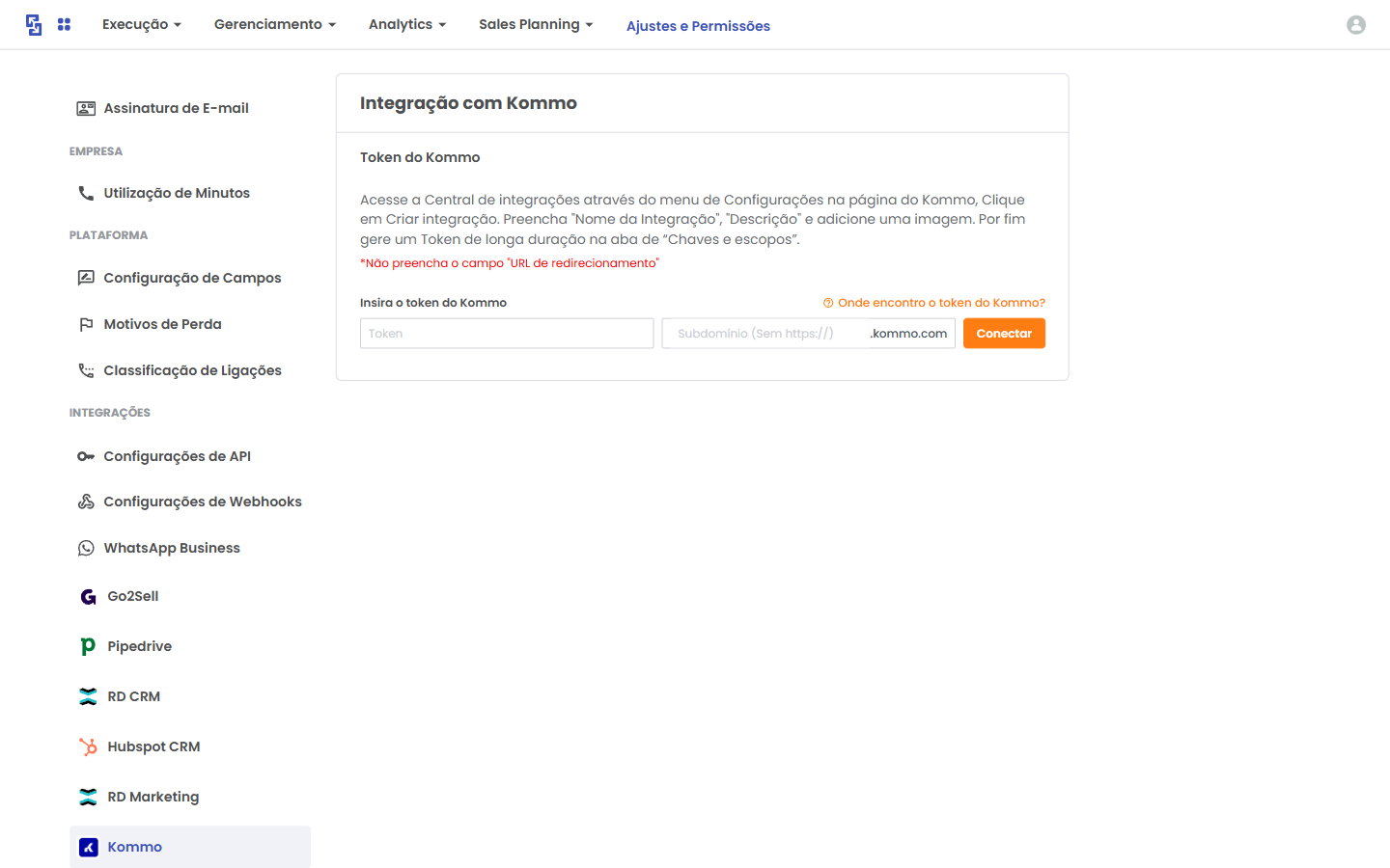 Tela principal de Ajustes e Permissões > Integrações > Kommo, mostrando Token, Subdomínio e botão Conectar