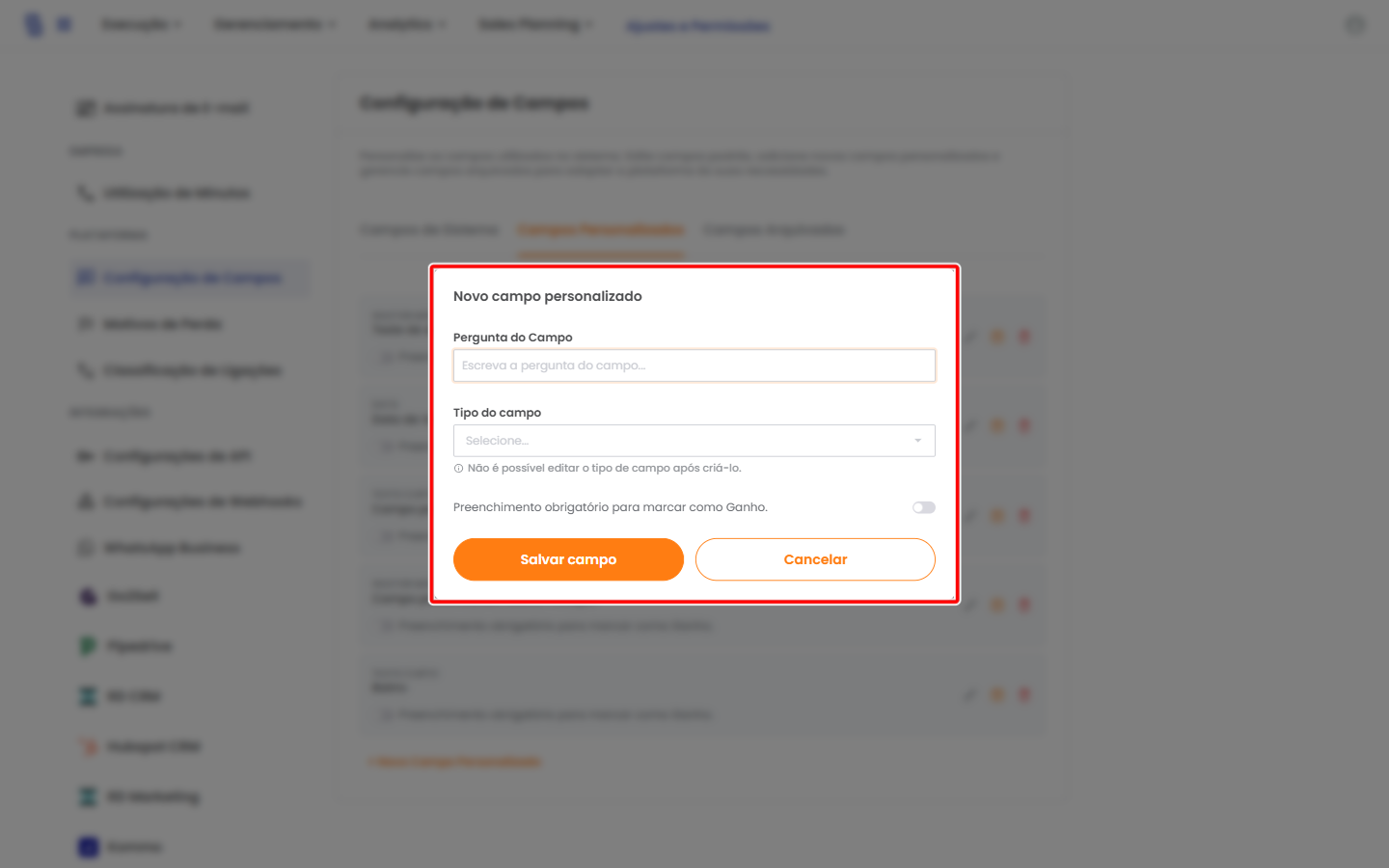 Modal aberto: 'Novo campo personalizado' (formulário completo com campos Pergunta do Campo, Tipo do campo, switch de obrigatoriedade e botões Salvar/Cancelar).