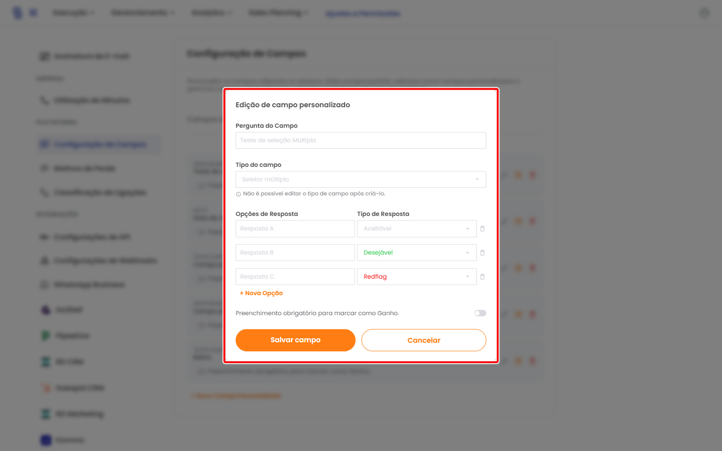 Modal 'Edição de campo personalizado' aberto (tipo Seletor múltiplo): opções de resposta, tipos de resposta (Aceitável/Desejável/Redflag), botão + Nova Opção, switch de obrigatoriedade e ações Salvar/Cancelar.